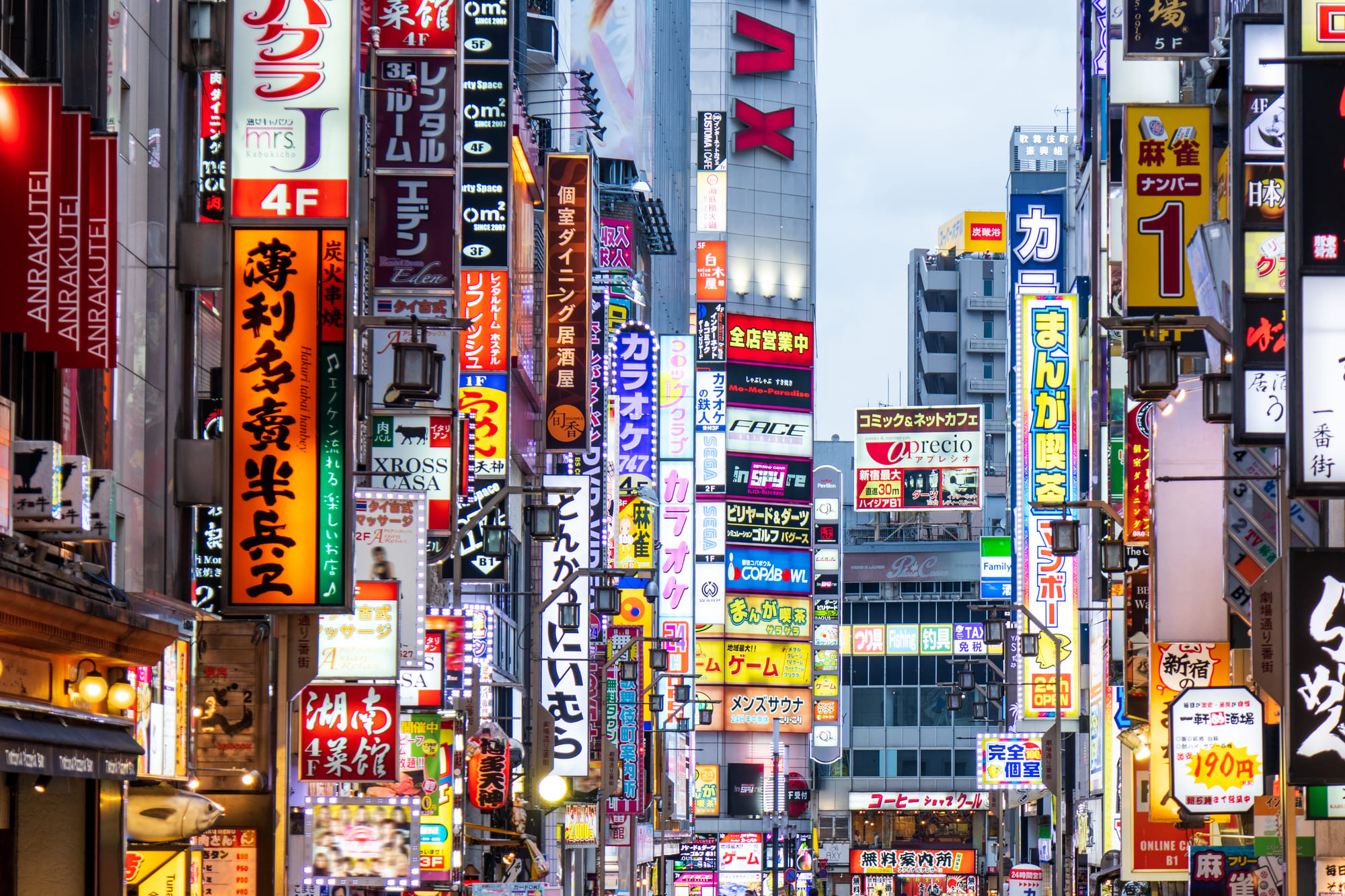この記事では、東新宿駅・歌舞伎町周辺のメンズエステ店をご紹介します。東新宿駅周辺には多くのルームがあり、格安店から高級店まで様々なメンズエステが揃っています。お店の特徴やセラピストの年齢層など詳しくご紹介しているので、東新宿・歌舞伎町周辺でメンズエステをお探しの方はぜひお店選びに役立ててみてください。