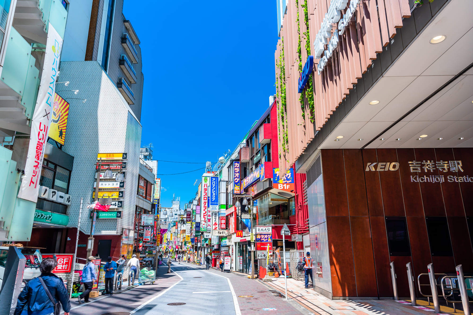 東京の住みたい街ランキングで毎回上位の吉祥寺。おしゃれなショップやカフェなどで賑わいを見せていますが、実はメンズエステ店も20店舗以上あります。今回はそのなかで人気店を厳選してご紹介します。ぜひお店選びの参考にしてみてくださいね。