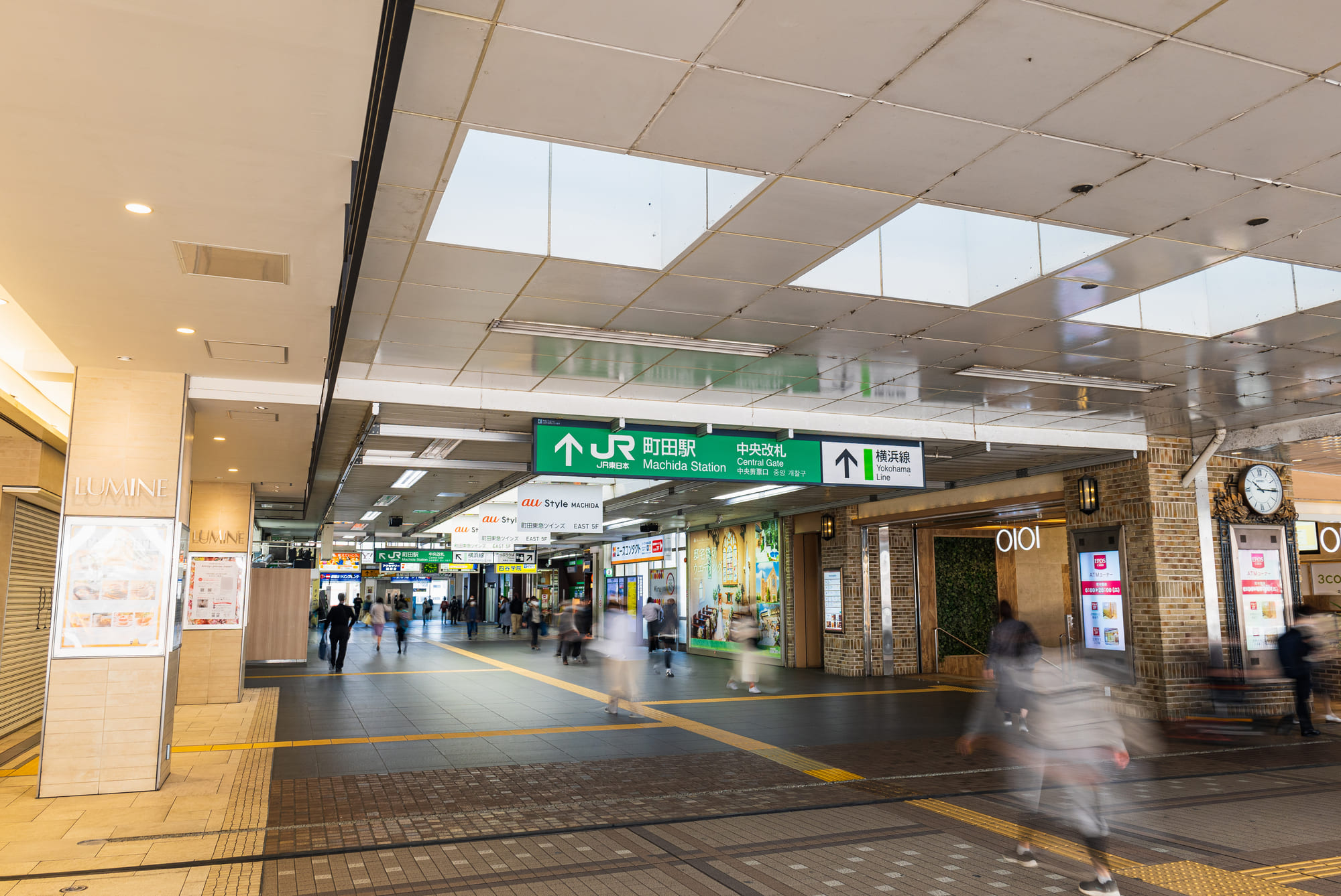 東京と神奈川の境目に位置する町田市。町田駅はJR横浜線と小田急小田原線の2路線が利用できる便利な駅です。メンズエステは町田駅から徒歩5分圏内に密集しており、日本人メンズエステは30店舗以上あります。都内に比べると店舗数は少ないですが、リーズナブルに質の高い施術が楽しめる穴場スポットです。料金相場は60分12,000円前後~で、なかには60分8,000円の格安店もあります。町田市内の出張に対応しているお店が数店舗ありますが、ほとんどはワンルーム型または店舗型です。朝方まで営業しているお店も多いので、終電を逃したときにも利用もできます。全体的に10代~30代のセラピストが多いですが、なかには30代以上の大人の女性に特化したお店もあります。町田周辺には30店舗以上もの様々なコンセプトのメンズエステがあるので、好みに合ったお店を探してみてくださいね。