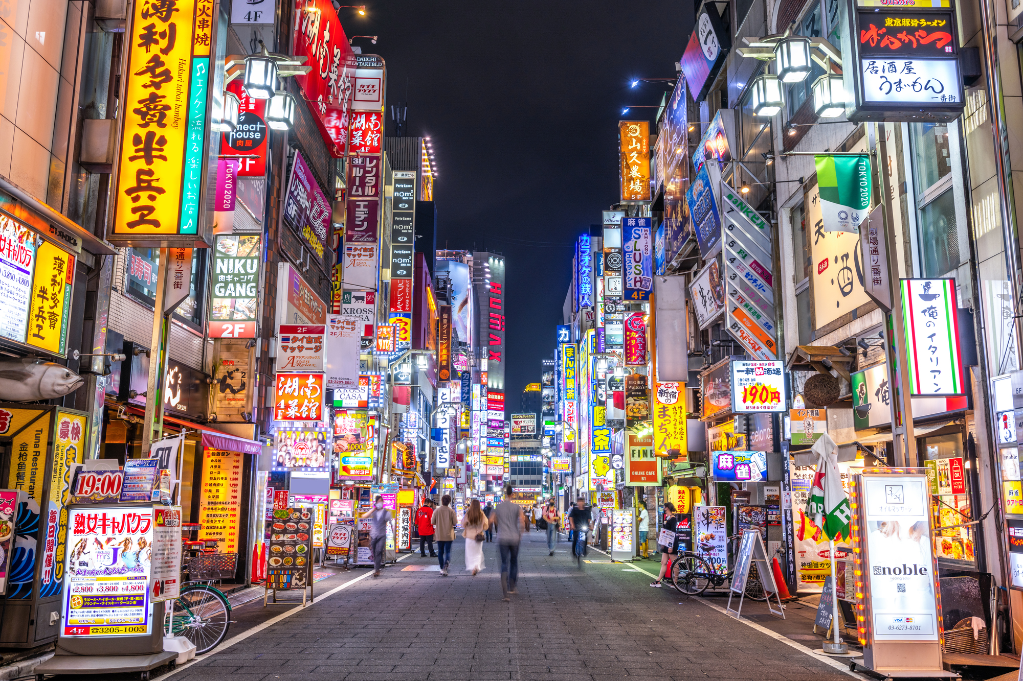 1日の乗降者数が世界一の新宿駅。多くの人で賑わう新宿エリアは、次々に新たなメンズエステがオープンする激戦区です。東京都内の渋谷や池袋と比べても最もメンズエステが多いのは新宿駅周辺で、日本人セラピストのメンズエステだけでも110店舗以上あります。特に新宿駅東口や歌舞伎町エリアに店舗が集中しています。ビジネスホテルや自宅への出張に対応しているお店も多いので、出張時の利用も便利です。料金相場は90分15,000円前後ですが、高級店は90分20,000円以上とお店のコンセプトにより幅があります。ワンルームマンションタイプのお店が多いので、人目を気にすることなくプライベート空間でマッサージを楽しめます。オプションはお店によって様々で、定番のディープリンパやホイップだけでなくヘッドスパや大量オイル、ジェルなど豊富です。20代のセラピストが中心に在籍しているお店が多いですが、なかには30代以上専門のお店もあるので好みの年齢層のお店をチェックしてみてくださいね。